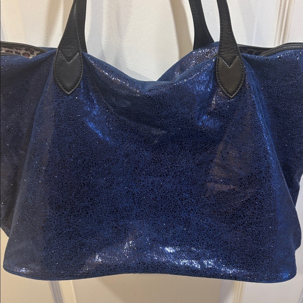 SORIAL BLUE METALLIC CLOTH TOTE BAG
SILVER HARDWARE CLASP CLOSURE